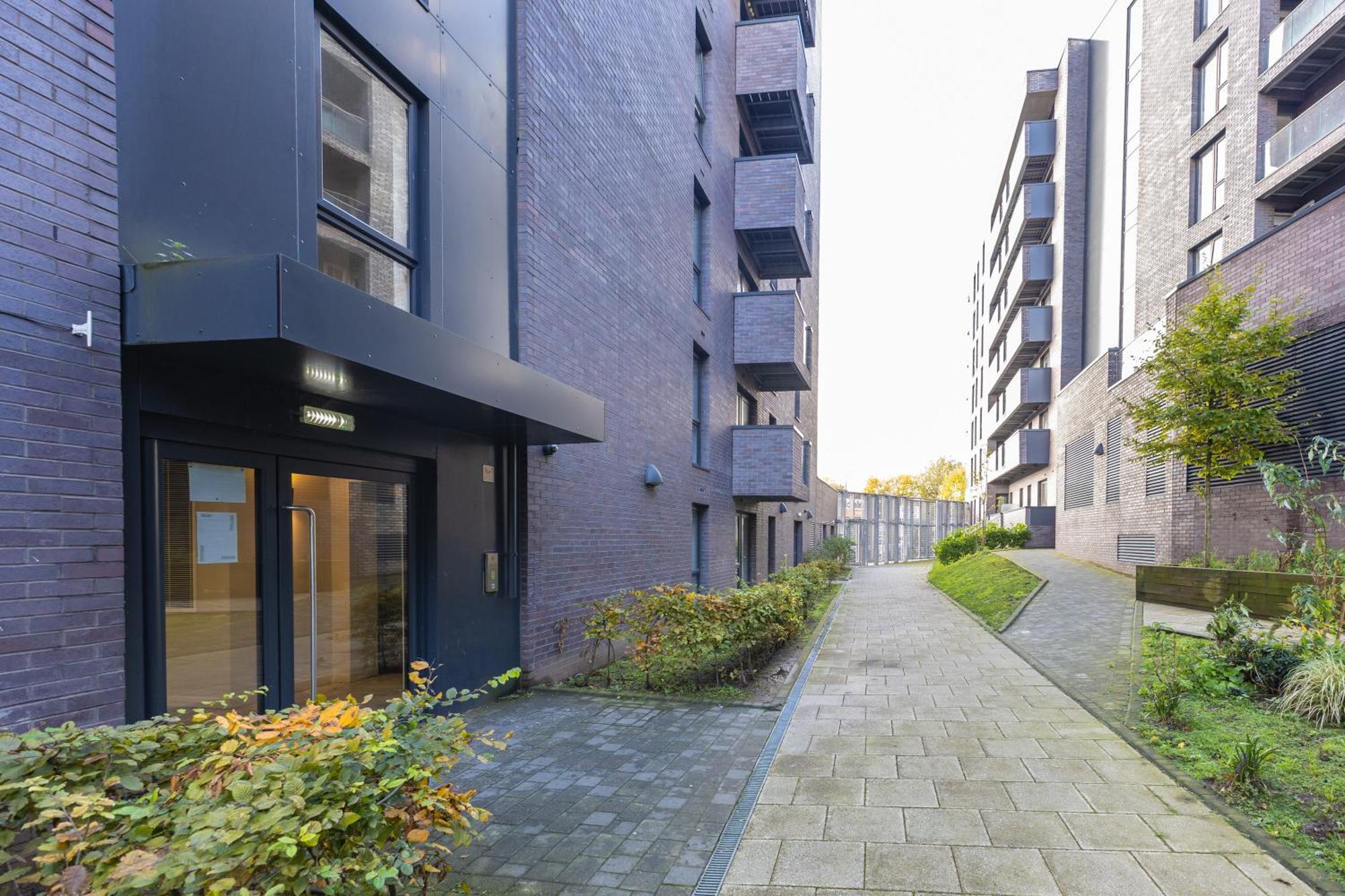 Warm 2 Bedroom 15 Min Walk To Etihad Stadium And Center Apartment