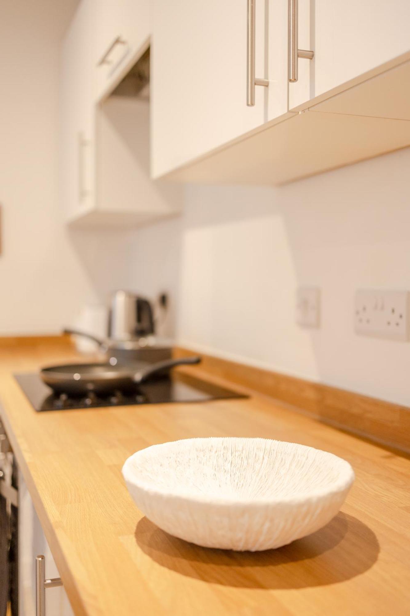 Warm 2 Bedroom 15 Min Walk To Etihad Stadium And Center Apartment *