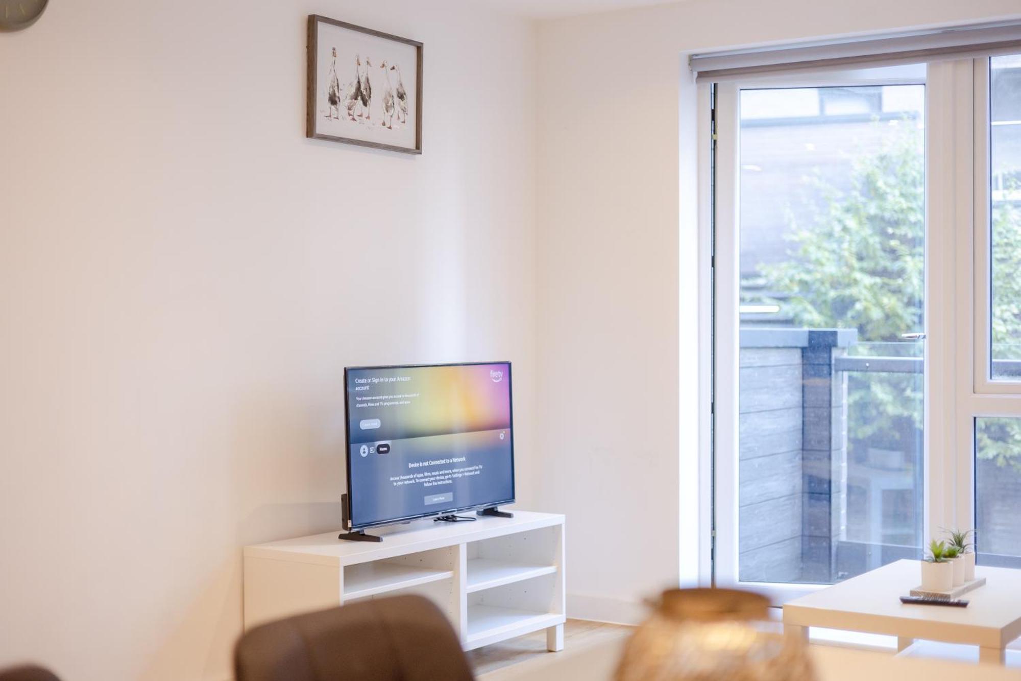 Warm 2 Bedroom 15 Min Walk To Etihad Stadium And Center Apartment *