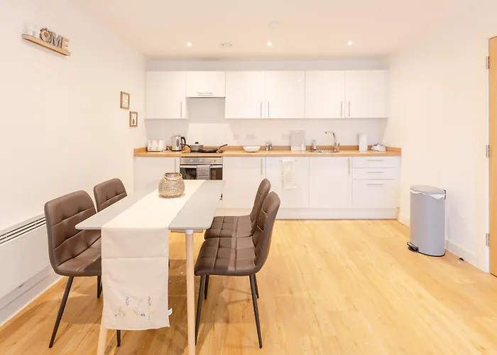 Warm 2 Bedroom Apartment 15 Min Walk To Etihad Stadium And City Center