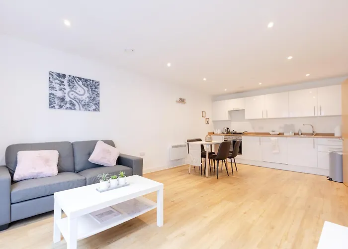 Warm 2 Bedroom Apartment 15 Min Walk To Etihad Stadium And City Center