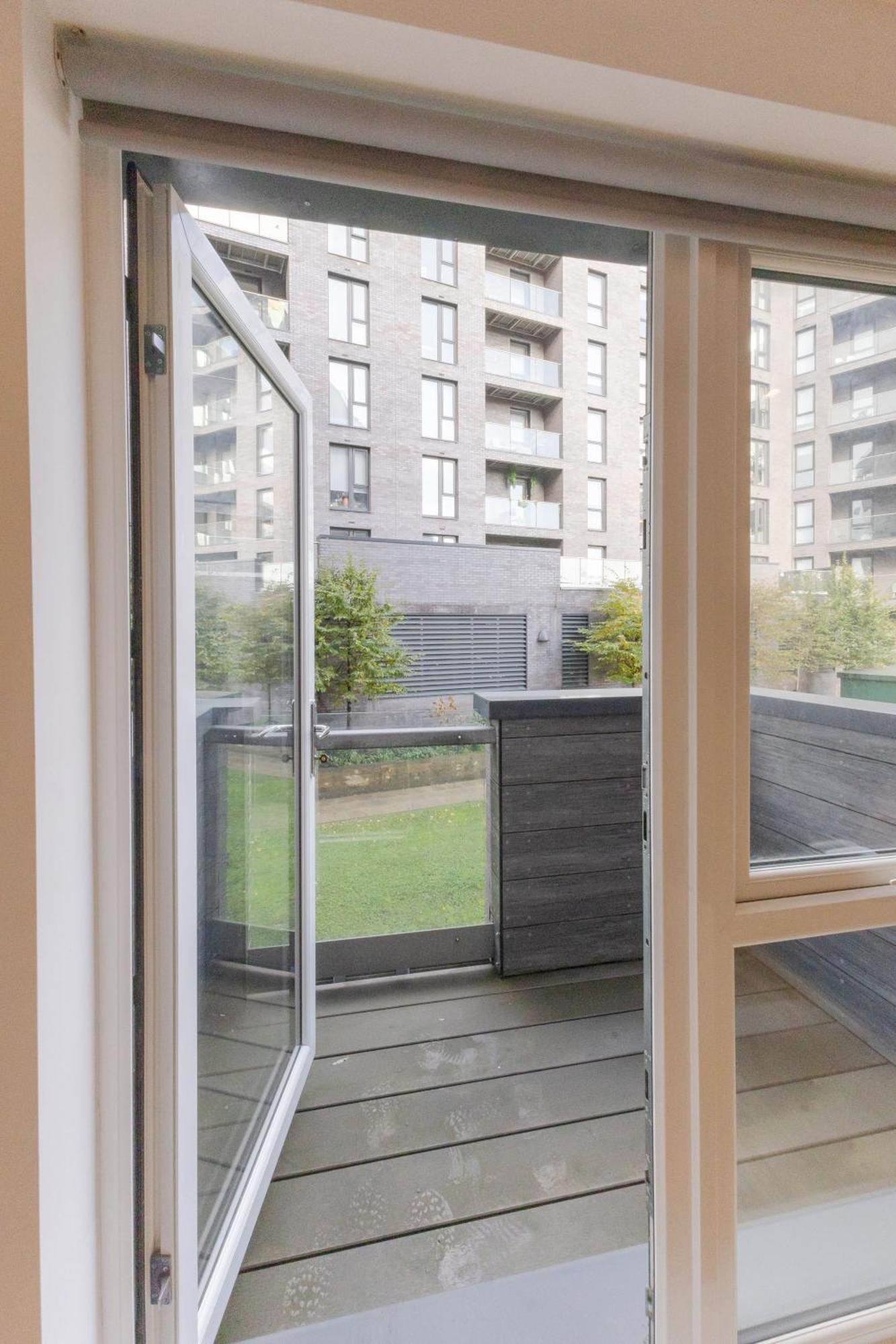 Warm 2 Bedroom 15 Min Walk To Etihad Stadium And Center Apartment