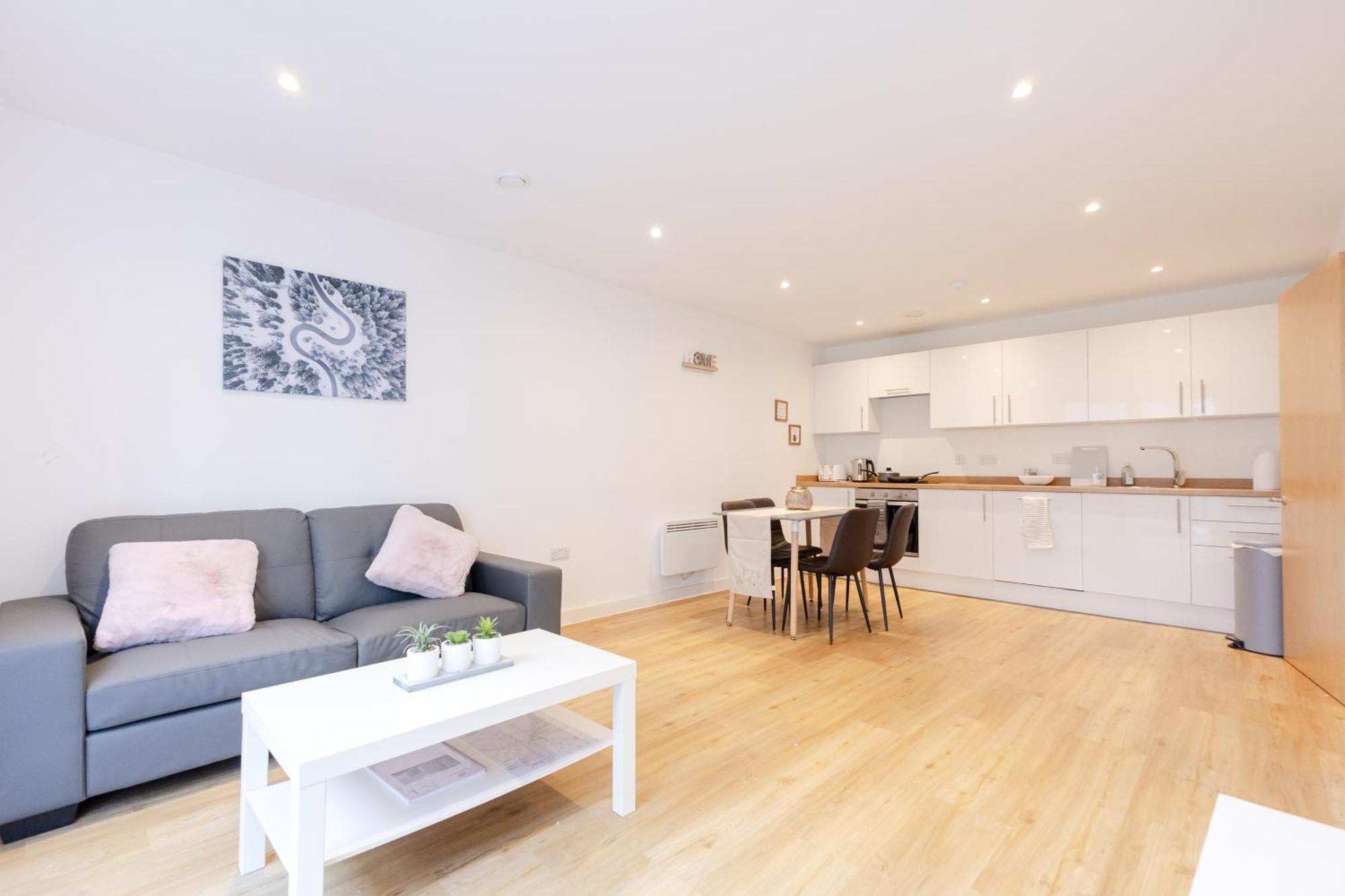 Warm 2 Bedroom 15 Min Walk To Etihad Stadium And Center Apartment